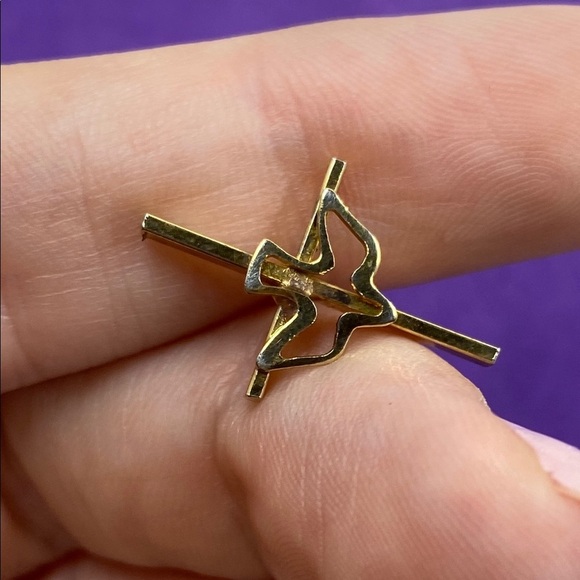 💛 Vintage Gold Plated Dove & Cross Pin - Picture 5 of 6